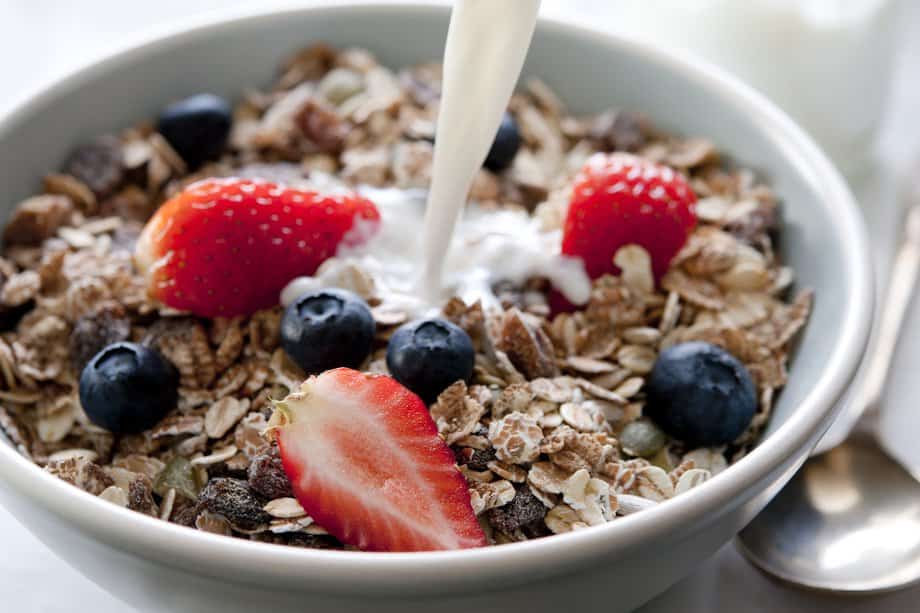 Oatmeal With Low-Fat Milk and Fruit