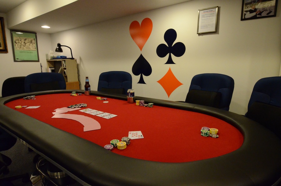 Pros of Choosing a Luxury Poker Table for Your Home