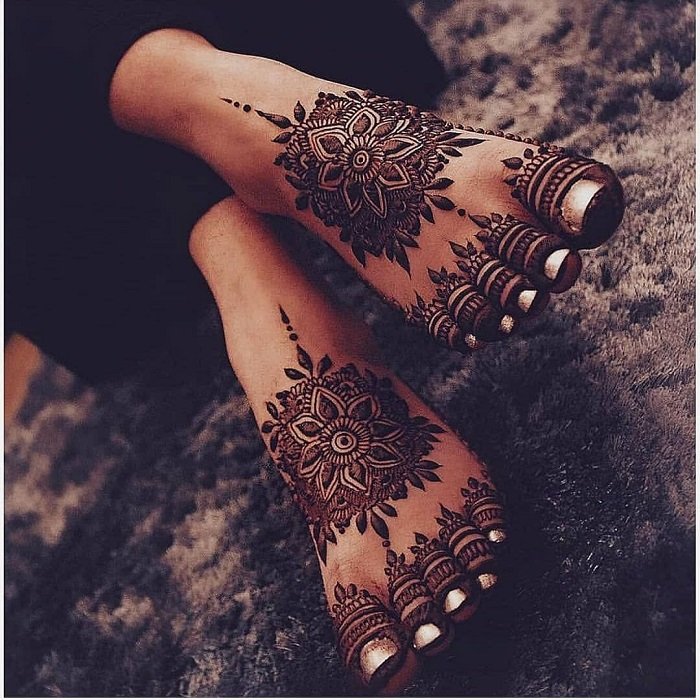 Minimalistic Mehndi Design For Foot