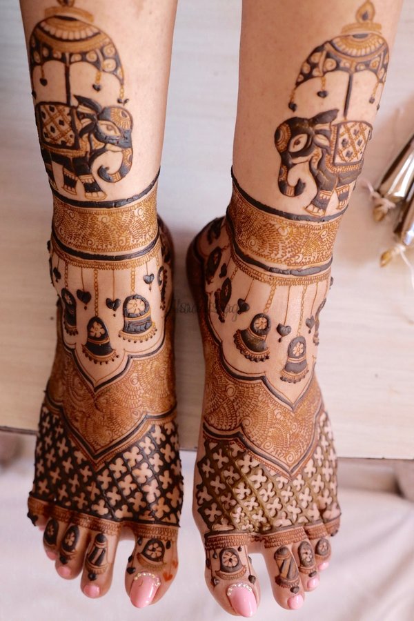 Attending Your 1st Karwa Chauth? This heavy Mehndi Style is for You!