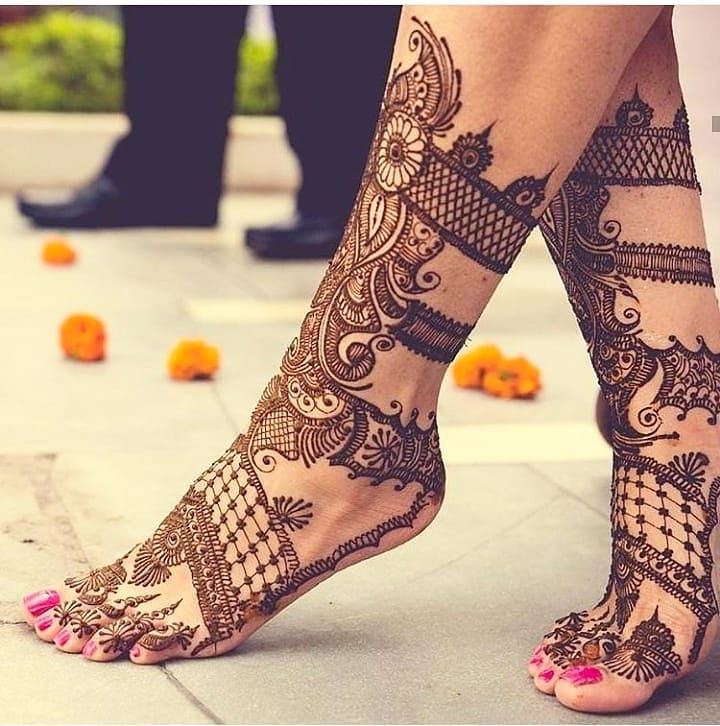 The Crowned or Jeweled Leg Mehndi Designs for The Brides with Minimal Style!