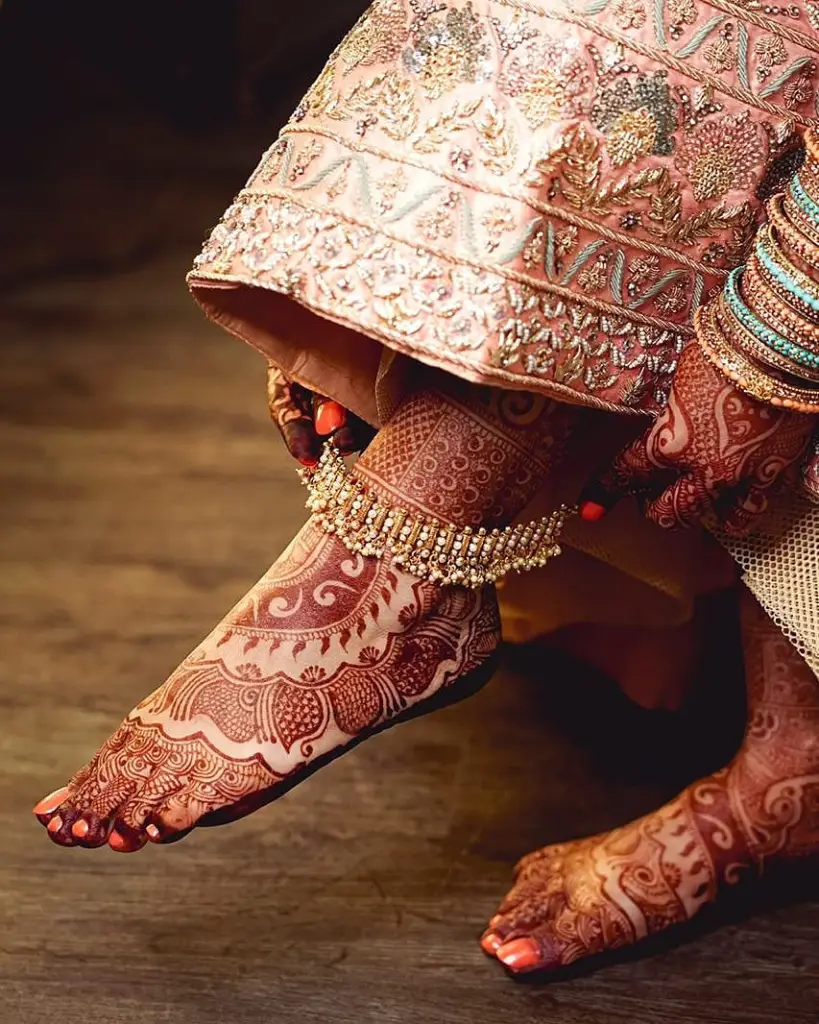 A Detailed Payal Design for Brides Who Do Not Want A Heavy Mehendi!