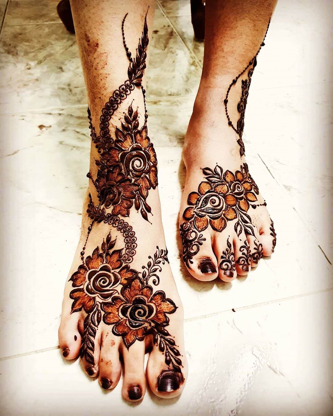 The Roses With Swirls And Spaced-Out Mehendi for Brides Who Love 'Less Is More!