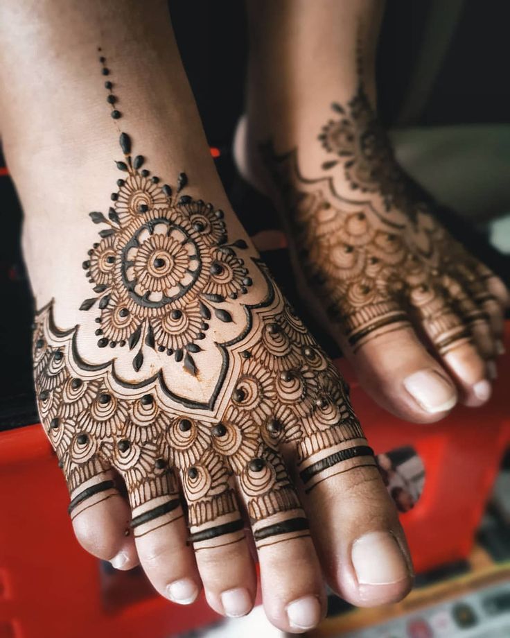 Leg Mehndi Design with Dotted Checks? Make sure to get this tattooed for your Bridal Day!