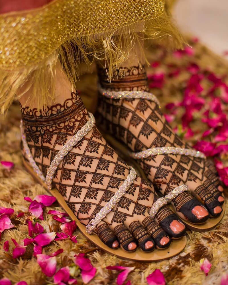 An adorned Jaali with Polka Dots for Bridal Mehendi!