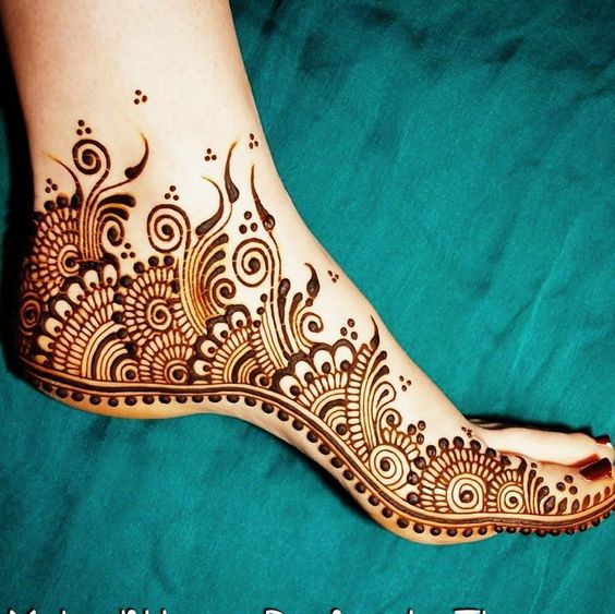 An A-line Leg Mehndi Style that is Gorgeous!